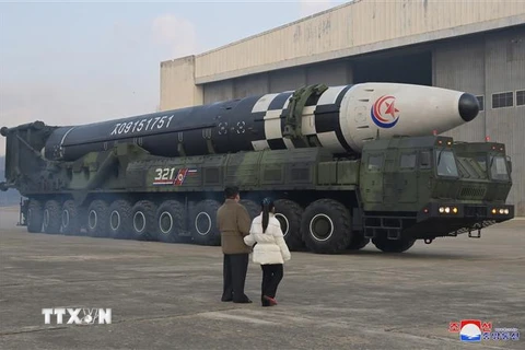 Nhà lãnh đạo Triều Tiên Kim Jong-un (trái) cùng con gái thị sát vụ phóng thử tên lửa đạn đạo liên lục địa Hwasong-17 kiểu mới tại sân bay quốc tế Bình Nhưỡng, ngày 18/11/2022. (Ảnh: Yonhap/TTXVN)