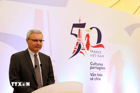 Ông Nicolas Warnery, Đại sứ Pháp tại Việt Nam, giới thiệu về các sự kiện nhân kỷ niệm 50 năm thiết lập quan hệ ngoại giao Việt Nam-Pháp và 10 năm quan hệ đối tác chiến lược. (Ảnh: Phạm Hậu/TTXVN)