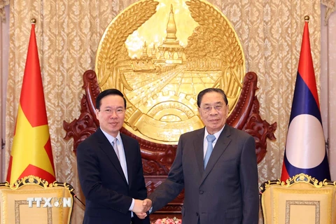 Chủ tịch nước Võ Văn Thưởng với nguyên Tổng Bí thư, Chủ tịch nước Lào Choummaly Sayasone. (Ảnh: Thống Nhất/TTXVN)