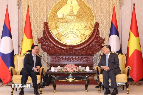 Chủ tịch nước Võ Văn Thưởng gửi lời thăm hỏi tới nguyên Tổng Bí thư, Chủ tịch nước Lào Choummaly Sayasone. (Ảnh: Thống Nhất/TTXVN)