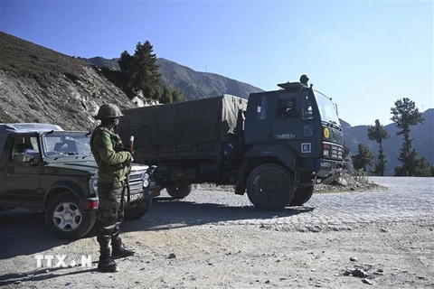 Binh sỹ Ấn Độ được triển khai gần Ranh giới kiểm soát (LoC) ở huyện Kupwara thuộc Jammu-Kashmir. (Ảnh: AFP/TTXVN)