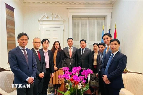 Đại sứ Đặng Hoàng Giang (thứ 5 từ trái qua) chúc mừng Tết cổ truyền Bunpimay với Đại sứ Anouparb Vongnorkeo (thứ 5 từ phải qua). (Ảnh: TTXVN phát)
