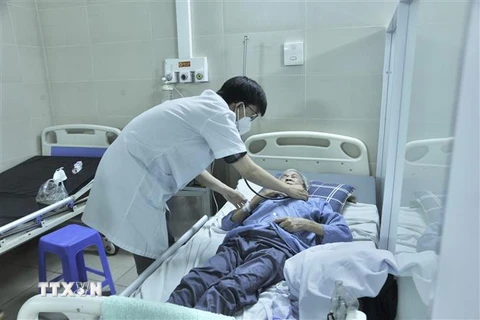 Bệnh nhân COVID-19 tại Hà Nội đa số tập trung ở người cao tuổi có bệnh nền. (Ảnh: TTXVN phát)