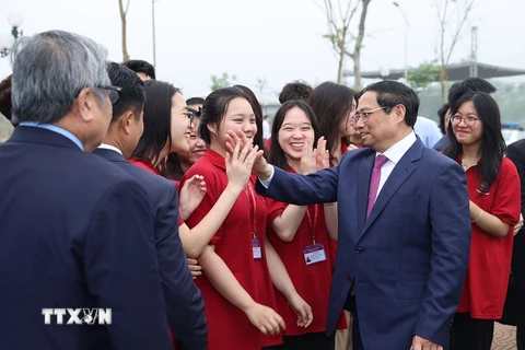 Thủ tướng Phạm Minh Chính với sinh viên Đại học Quốc gia Hà Nội cơ sở Hoà Lạc. (Ảnh: Dương Giang/TTXVN)