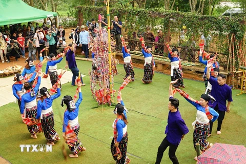 Tiết mục múa mừng lễ hội Chá Mùn của đồng bào dân tộc Thái, tỉnh Thanh Hóa. (Ảnh: Khánh Hòa/TTXVN)
