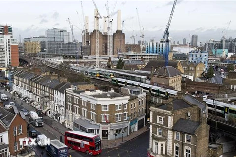 Một công trường xây dựng tại London, Anh. (Ảnh: AFP/TTXVN)
