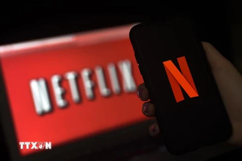 Biểu tượng Netflix trên màn hình máy tính và điện thoại tại Arlington, Virginia, Mỹ. (Ảnh: AFP/TTXVN)