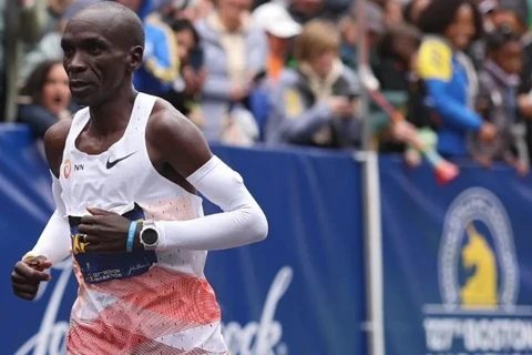 Vận động viên Kenya Eliud Kipchoge cán đích đầu tiên trong cuộc thi marathon điền kinh nam tại Olympic Tokyo 2020. (Ảnh: THX/TTXVN)