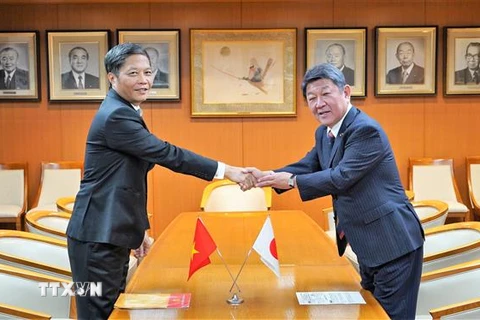 Trưởng Ban Kinh tế Trung ương Trần Tuấn Anh và Tổng thư ký LDP Motegi Toshimitsu. (Ảnh: Đức Thịnh-Phạm Tuân/TTXVN)