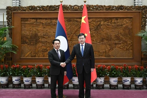 Ủy viên Quốc vụ, Bộ trưởng Ngoại giao Trung Quốc Tần Cương (phải) và Phó Thủ tướng, Bộ trưởng Ngoại giao Lào Saleumxay Kommasith. (Nguồn: Xihua)
