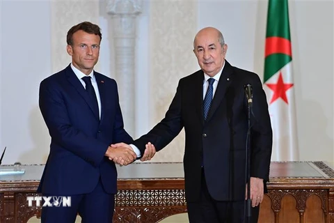 Tổng thống Algeria Abdelmadjid Tebboune (phải) và Tổng thống Pháp Emmanuel Macron tại cuộc gặp ở Algiers ngày 27/8/2022. (Ảnh: THX/TTXVN)