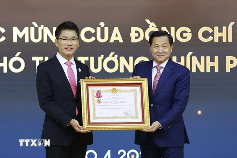 Phó Thủ tướng Chính phủ Lê Minh Khái phủ trao Huân chương Lao động hạng Ba cho Công ty TNHH Điện tử Samsung Việt Nam Thái Nguyên. (Ảnh: An Đăng/TTXVN)