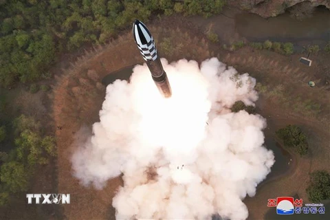 Triều Tiên phóng tên lửa đạn đạo liên lục địa (ICBM) loại mới sử dụng nhiên liệu rắn Hwasongpho-18. (Ảnh: KCNA/TTXVN)