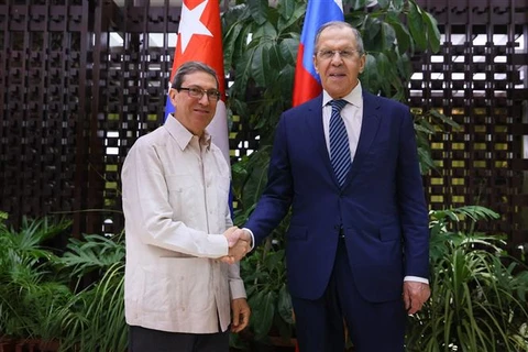 Ngoại trưởng Nga Sergei Lavrov (phải) và người đồng cấp Cuba Bruno Rodriguez Parrilla trong cuộc gặp ở La Habana ngày 20/4. (Ảnh: AFP/TTXVN)