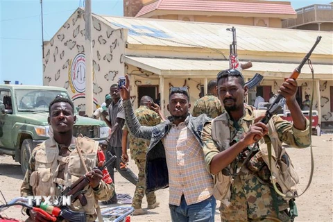 Các binh sỹ Sudan tại căn cứ của Lực lượng hỗ trợ nhanh (RSF) ở thành phố Cảng Sudan, bên bờ Biển Đỏ, ngày 16/4. (Ảnh: AFP/TTXVN)