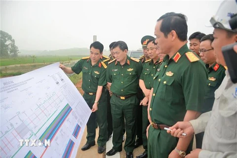 Thượng tướng Vũ Hải Sản kiểm tra thực địa gói thầu số 11-XL thuộc Dự án đường cao tốc Bắc-Nam. (Ảnh: TTXVN phát)