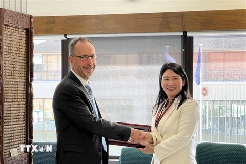 Phó Tổng Kiểm toán Nhà nước Hà Thị Mỹ Dung tặng quà Tổng Kiểm toán Nhà nước New Zealand John Ryan. (Ảnh: Văn Linh/TTXVN)
