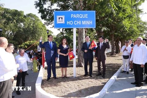 Chủ tịch Quốc hội Vương Đình Huệ thực hiện nghi thức tại Lễ đổi tên công viên Hồ Chí Minh và đặt bảng giới thiệu về thân thế, sự nghiệp của Chủ tịch Hồ Chí Minh. (Ảnh: Doãn Tấn/TTXVN)
