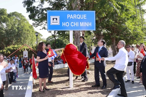 Chủ tịch Quốc hội Vương Đình Huệ thực hiện nghi thức tại Lễ đổi tên công viên Hồ Chí Minh và đặt bảng giới thiệu về thân thế, sự nghiệp của Chủ tịch Hồ Chí Minh. (Ảnh: Doãn Tấn/TTXVN)
