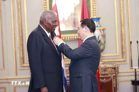 Chủ tịch Quốc hội Vương Đình Huệ trao Huân chương Hồ Chí Minh tặng Chủ tịch Quốc hội Chính quyền Nhân dân nước Cộng hòa Cuba Esteban Lazo Hernandez. (Ảnh: Doãn Tấn/TTXVN)