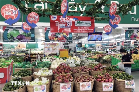 Một siêu thị thiết kế khu vực riêng để tiếp thị đa dạng nông sản, thực phẩm Việt đến người tiêu dùng. (Ảnh: Mỹ Phương/TTXVN)