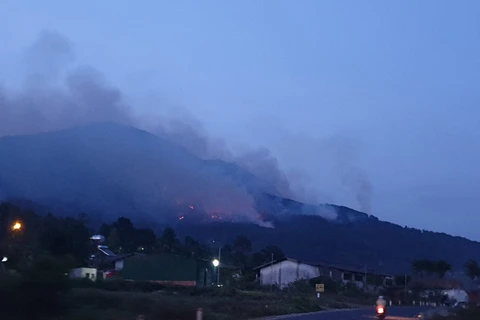 Ngọn lửa bùng phát trở lại tại khu vực quanh chân núi Voi. (Ảnh người dân chụp lúc 18 giờ 10 phút ngày 23/4)