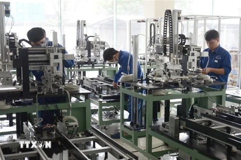 Sản phẩm máy móc, thiết bị phục vụ lĩnh vực công nghiệp hỗ trợ tại thành phố Đà Nẵng. (Ảnh: Quốc Dũng/TTXVN)