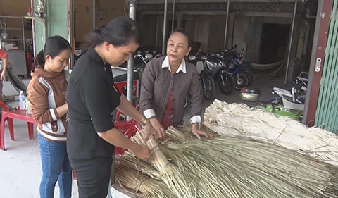 Mô hình đan nón bàng tại xã Mỹ Tịnh An. (Nguồn: Cổng thông tin điện tử tỉnh Tiền Giang)