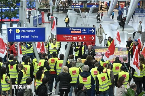 Nhân viên an ninh hàng không tham gia đình công tại sân bay Duesseldorf, Đức ngày 20/4. (Ảnh: AFP/TTXVN)