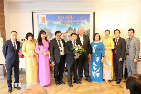 Lãnh đạo Đại sứ quán Việt Nam tại Đức chụp ảnh lưu niệm cùng Ban chấp hành mới của Câu lạc bộ Văn nghệ Tháng Mười. (Ảnh: Vũ Tùng/TTXVN)