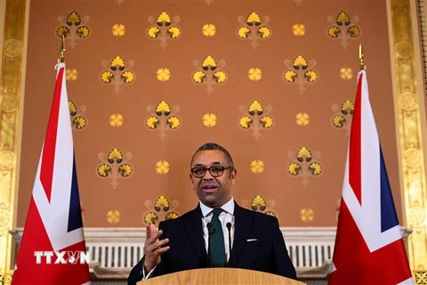 Ngoại trưởng Anh James Cleverly phát biểu với báo giới tại London. (Ảnh: AFP/TTXVN)