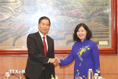 Trưởng Ban Dân vận Trung ương Bùi Thị Minh Hoài và Chủ tịch Ủy ban Trung ương Mặt trận Lào xây dựng đất nước Sinlavong Khoutphaythoune. (Ảnh: Phương Hoa/TTXVN)