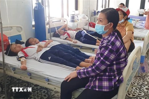 9 em học sinh đang được chăm sóc và theo dõi tại Trung Tâm Y tế Đồng Xoài. (Ảnh: Đậu Tất Thành/TTXVN)