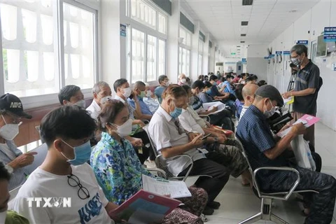 Nhiều người cao tuổi chờ đến lượt khám bệnh tại Bệnh viện Thống Nhất, Thành phố Hồ Chí Minh. (Ảnh: Đinh Hằng/TTXVN)