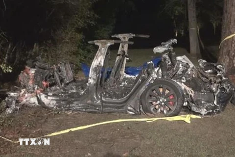 Một chiếc ôtô Tesla cháy rụi tại hiện trường vụ tai nạn ở thành phố Houston, bang Texas, Mỹ, tối 17/4/2021. (Ảnh: ABC News/TTXVN)
