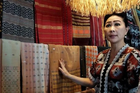 Bà Julie Sutrisno Laiskodat giới thiệu các mẫu vải dùng để may trang phục cho các nhà nhà lãnh đạo dự Hội nghị cấp cao ASEAN lần thứ 42. (Nguồn: ANTARA)