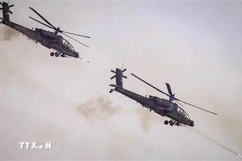 Máy bay AH-64 Apache của quân đội Mỹ tham gia tập trận ngày 30/6/2022. (Ảnh: AFP/TTXVN)