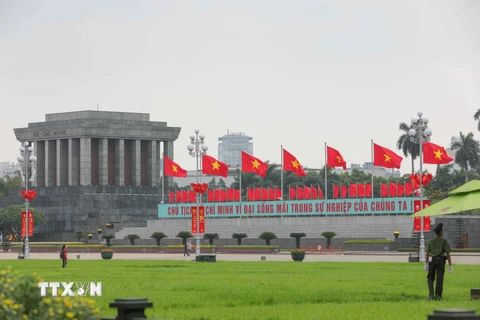 Phía trước Lăng Chủ tịch Hồ Chí Minh rực rỡ màu cờ, băngrôn cỡ lớn chào mừng 48 năm Ngày giải phóng miền Nam, thống nhất đất nước 30/4/1975-30/4/2023. (Ảnh: Hoàng Hiếu/TTXVN)