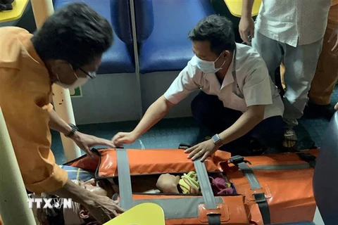 Chăm sóc y tế cho nạn nhân trên tàu SAR 412. (Ảnh: TTXVN phát)
