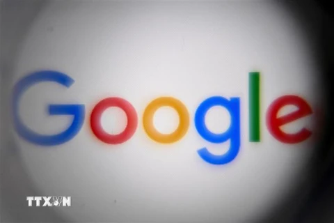 Biểu tượng Google trên một màn hình điện thoại. (Ảnh: AFP/TTXVN)
