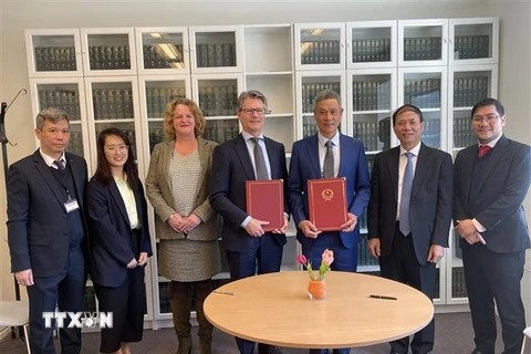 Bộ Ngoại giao Việt Nam và Học viện Luật quốc tế La Hay ký kết Bản ghi nhớ hợp tác về đào tạo chuyên gia pháp lý quốc tế cho Việt Nam. (Ảnh: TTXVN phát)