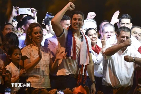 Ông Santiago Peña (giữa) - ứng cử viên Tổng thống của đảng trung hữu Colorado cầm quyền ở Paraguay - mừng chiến thắng trong cuộc bầu cử Tổng thống, tại Asuncion. (Ảnh: AFP/TTXVN)
