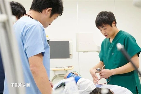 Bác sỹ Việt Nam khám cho bệnh nhân tại phòng khám T-Matsuoka Medical Clinic Kanda. (Ảnh: Nguyễn Thị Tuyến/TTXVN)