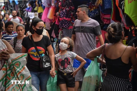 Người dân mua sắm tại một khu chợ ở Sao Paulo, Brazil. (Ảnh: AFP/TTXVN)