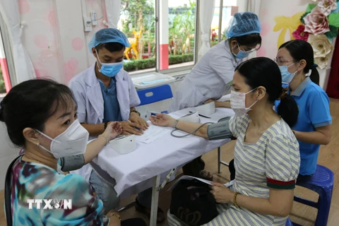 Khám bệnh miễn phí cho người lao động Thành phố Hồ Chí Minh. (Ảnh: Thanh Vũ/TTXVN)