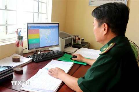 Cán bộ Trạm kiểm soát Biên phòng Tân Lợi thuộc Đồn Biên phòng cửa khẩu cảng Cửa Việt giám sát vị trí tàu cá trên biển thông qua Hệ thống giám sát tàu cá trên máy tính. (Ảnh: Nguyên Lý/TTXVN)