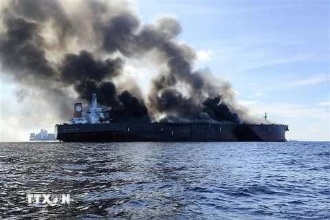 Tàu chở dầu Pablo bốc cháy ngoài khơi bờ biển phía Nam Malaysia. (Ảnh: AFP/TTXVN)