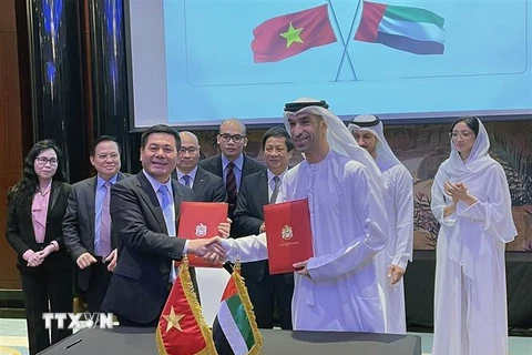 Bộ trưởng Bộ Công Thương Việt Nam Nguyễn Hồng Diên và Quốc vụ khanh, Bộ trưởng Bộ Ngoại thương UAE, Tiến sỹ Thani Bin Ahmed Al Zeyoudi tuyên bố cấp Bộ trưởng về việc khởi động đàm phán Hiệp định đối tác toàn diện Việt Nam-UAE (CEPA). (Ảnh: TTXVN phát)