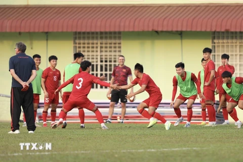 Trong khoảng thời gian này, các cầu thủ U22 Việt Nam chủ yếu là khởi động nhẹ, làm nóng cơ thể và chơi trò chơi. (Ảnh: Minh Quyết/TTXVN)