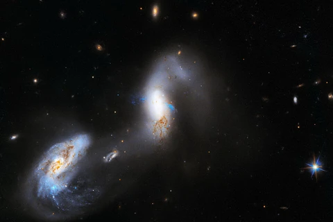 Hình ảnh mới về thiên hà AM 1214-255. (Nguồn: NASA)